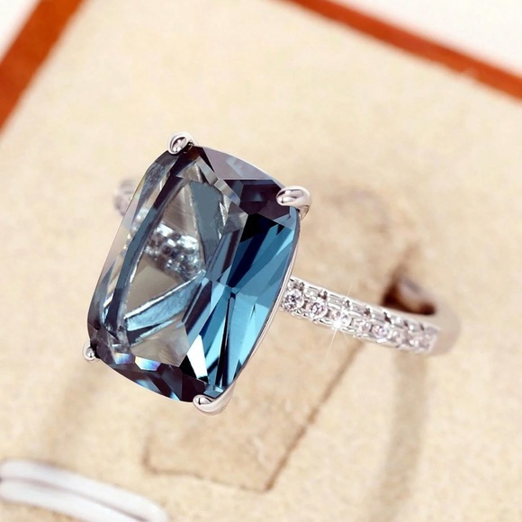 Elegant Blue Gemstone Ring - Picture 3 of 6